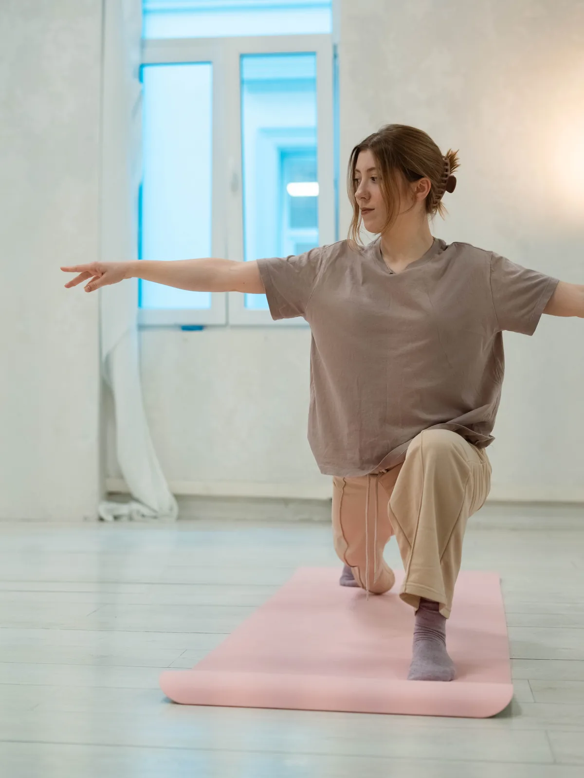 Dans liber într-un studio cald și luminos